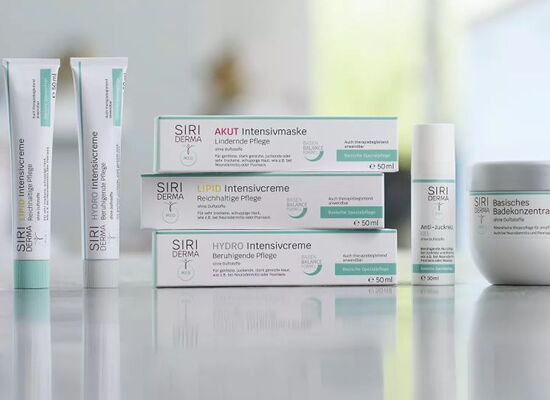 Verschiedene SIRIDERMA-Hautpflegeprodukte nebeneinander platziert