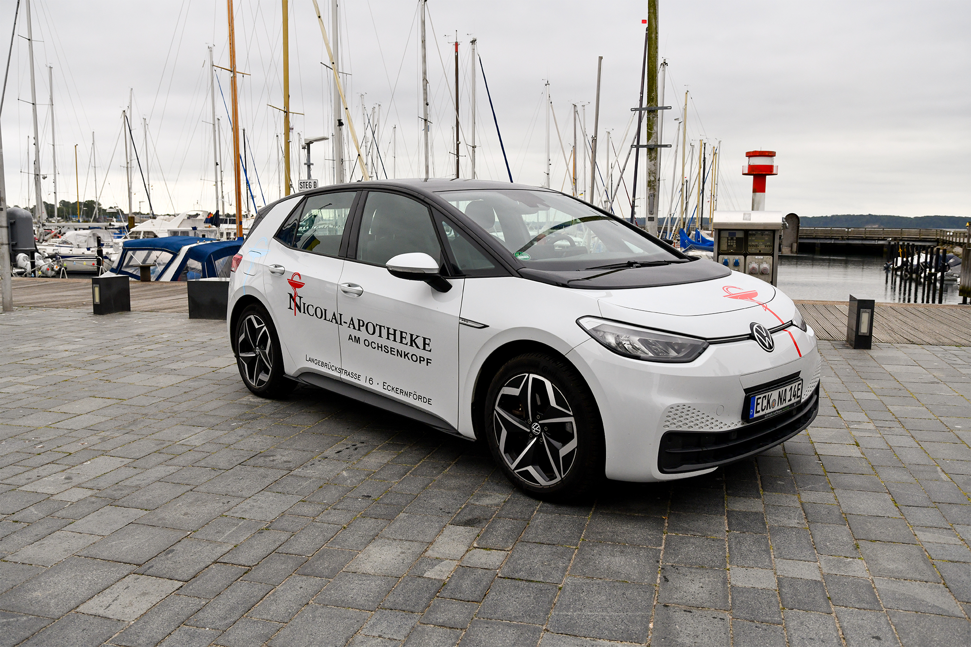 Weißes E-Auto der Nicolai Apotheke am Eckernförder Hafen
