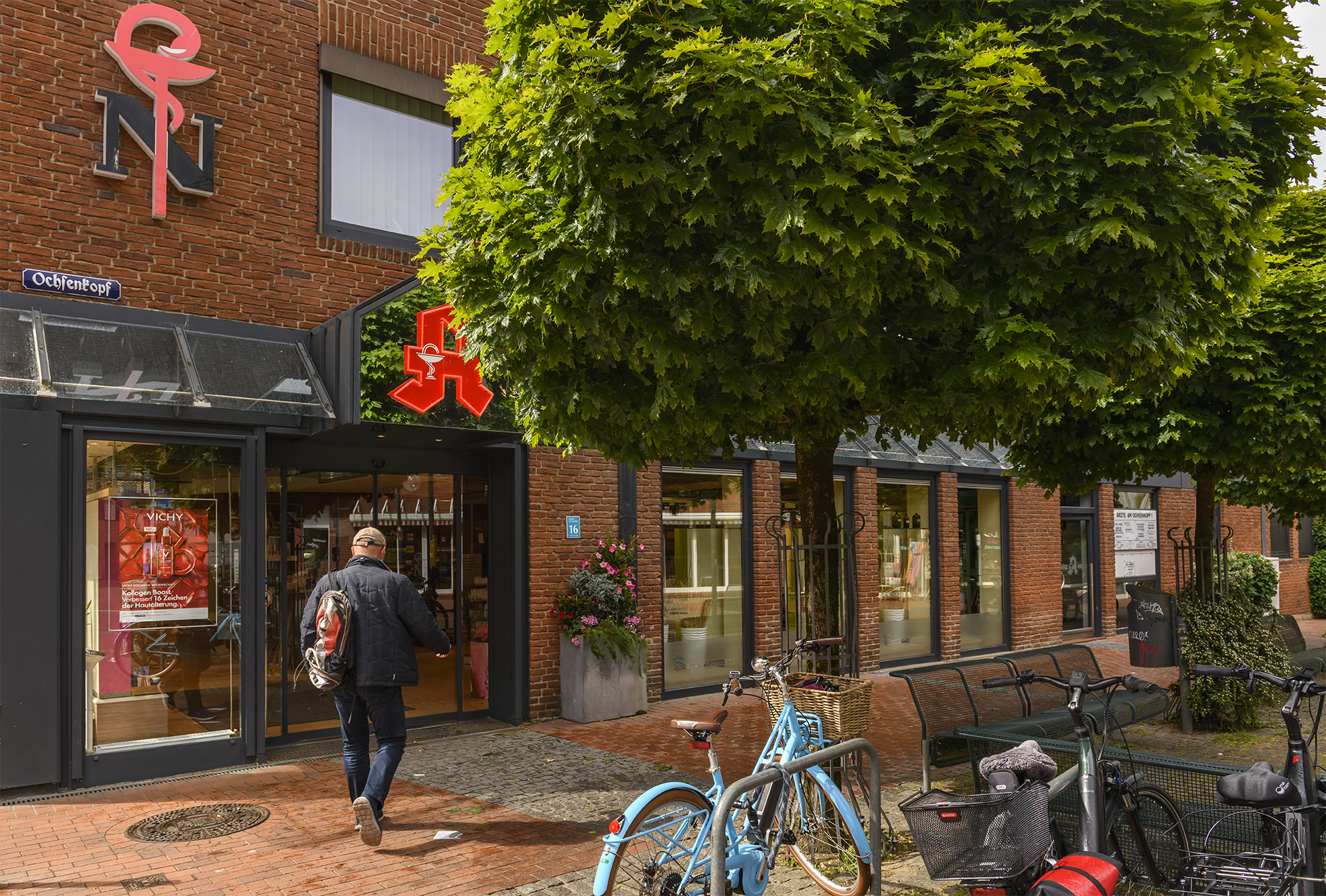 Nicolai Apotheke von außen mit einem blauen Damenfahrrad im Vordergrund